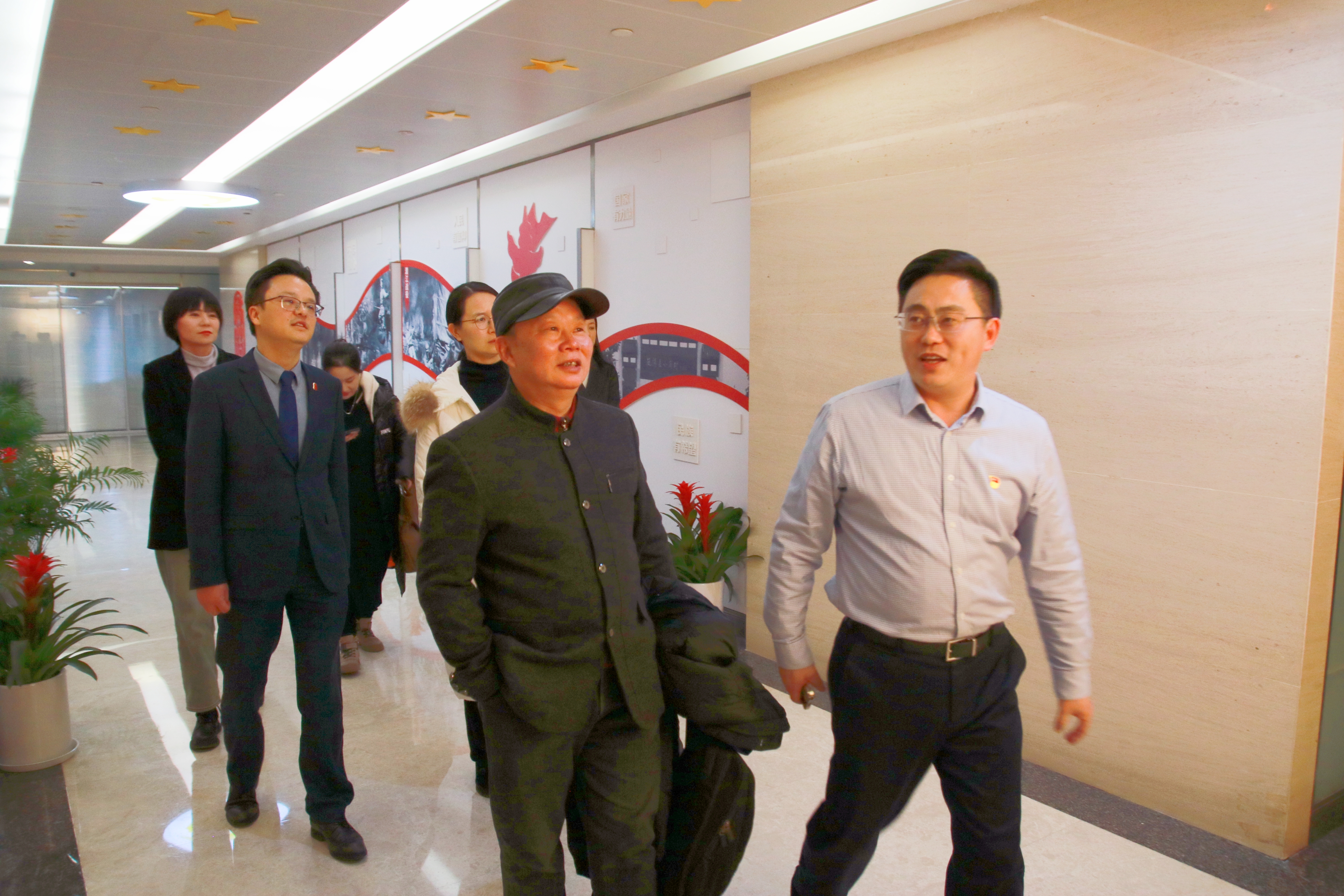 參觀律所黨建長廊.jpg